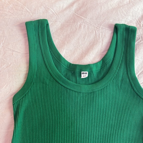Uniqlo ribbed tank top - Picture 2 of 5